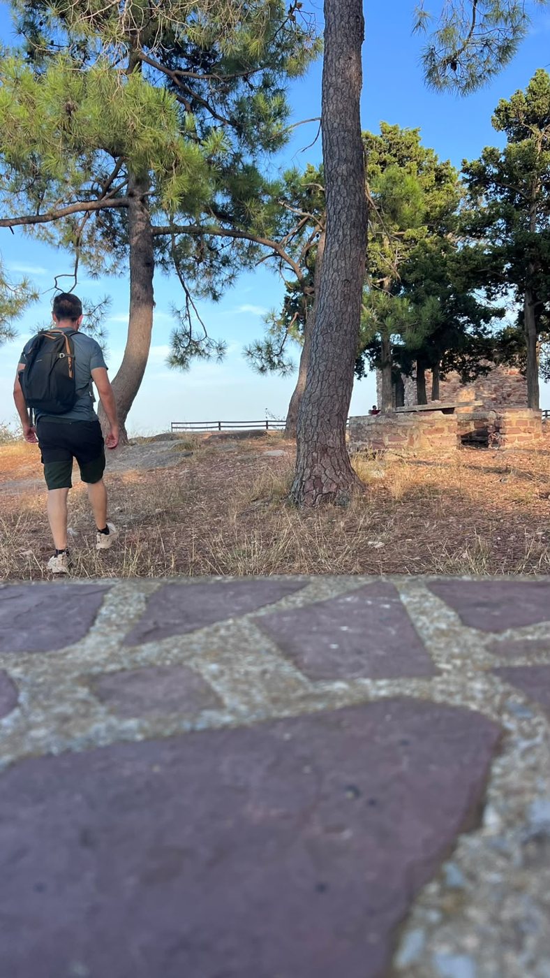 Senderista avanzando por un itinerario de montaña