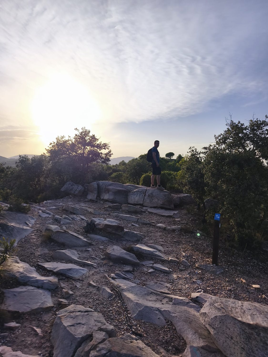 Sendero de montaña utilizado como referencia de orientación